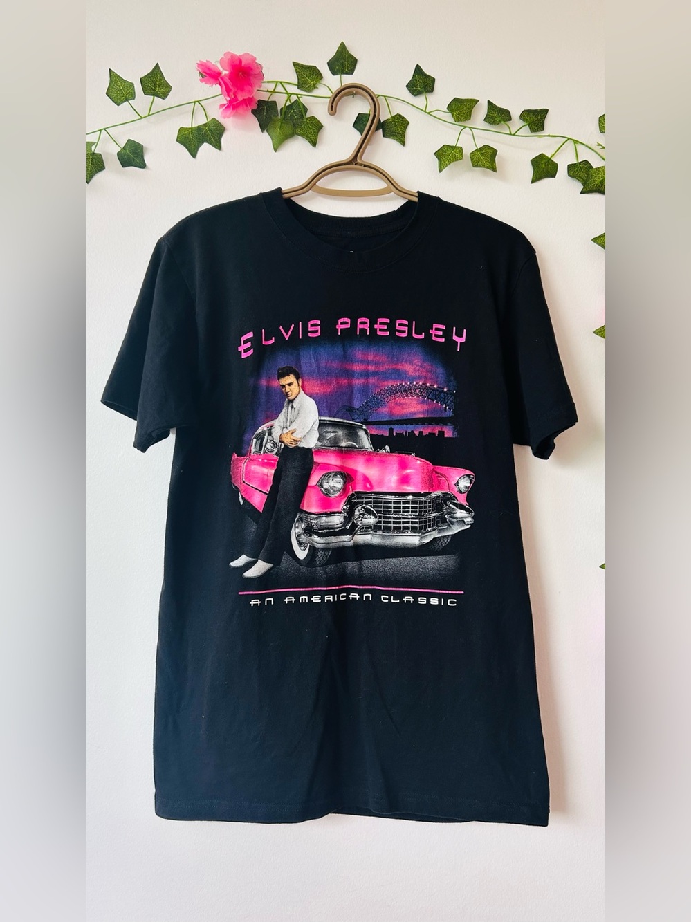 Elvis Presley “ An American Classic “ Graphic Tee with Pink Car Print size M